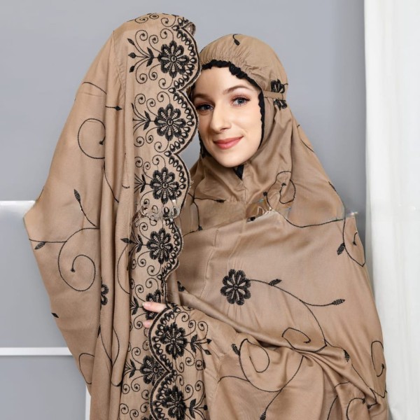 Mukena dengan bahan kain katun bordir yang cocok untuk ibadah shalat tarawih