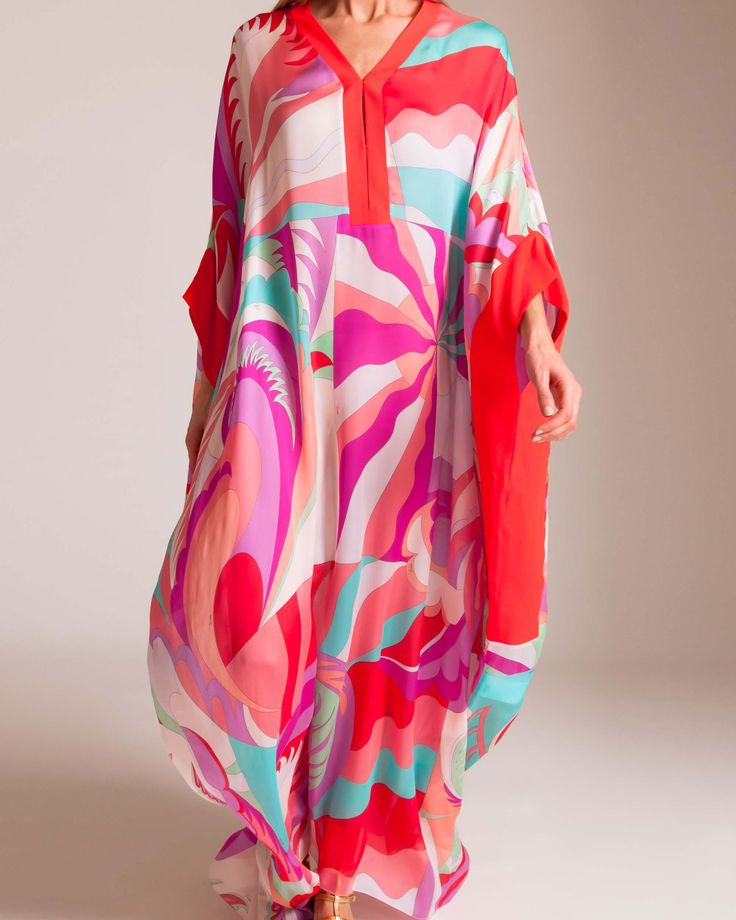 Kaftan full print dengan motif geometris kombinasi pop color