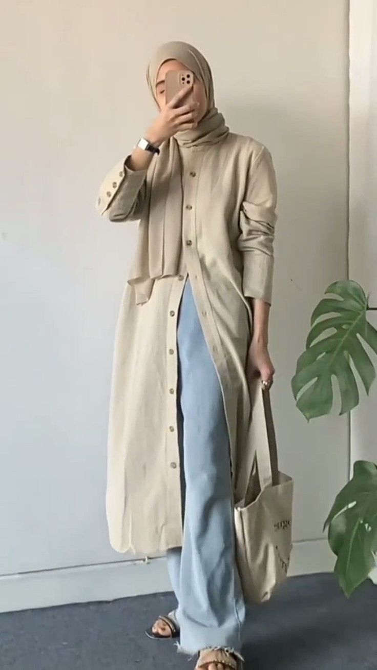 Tunik ini menggunakan Charisma kancing 