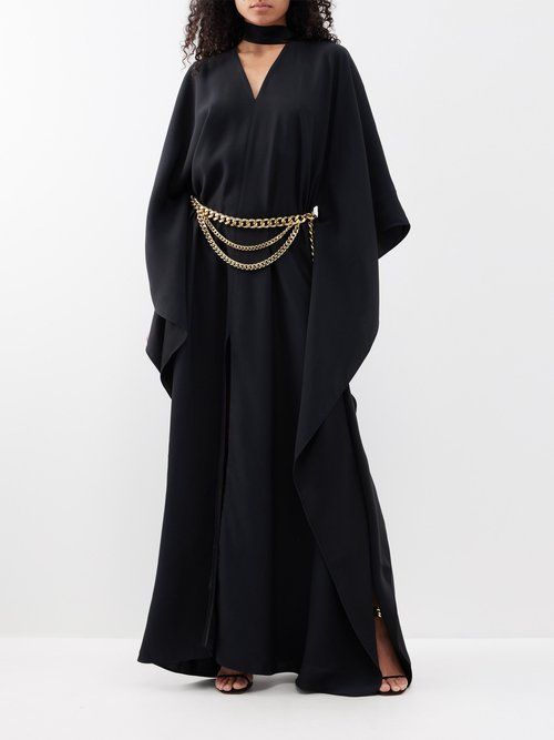 Kaftan berwarna hitam dengan ornamen rantai emas