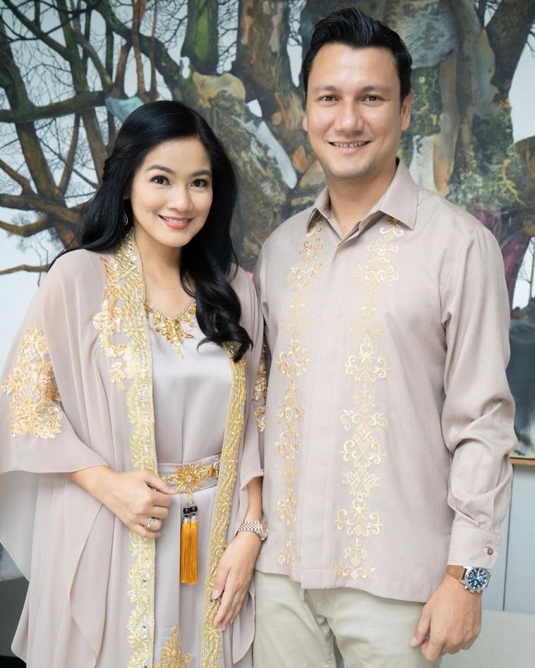 Inspirasi baju pesta dari Titi Kamal dan Christian Sugiono