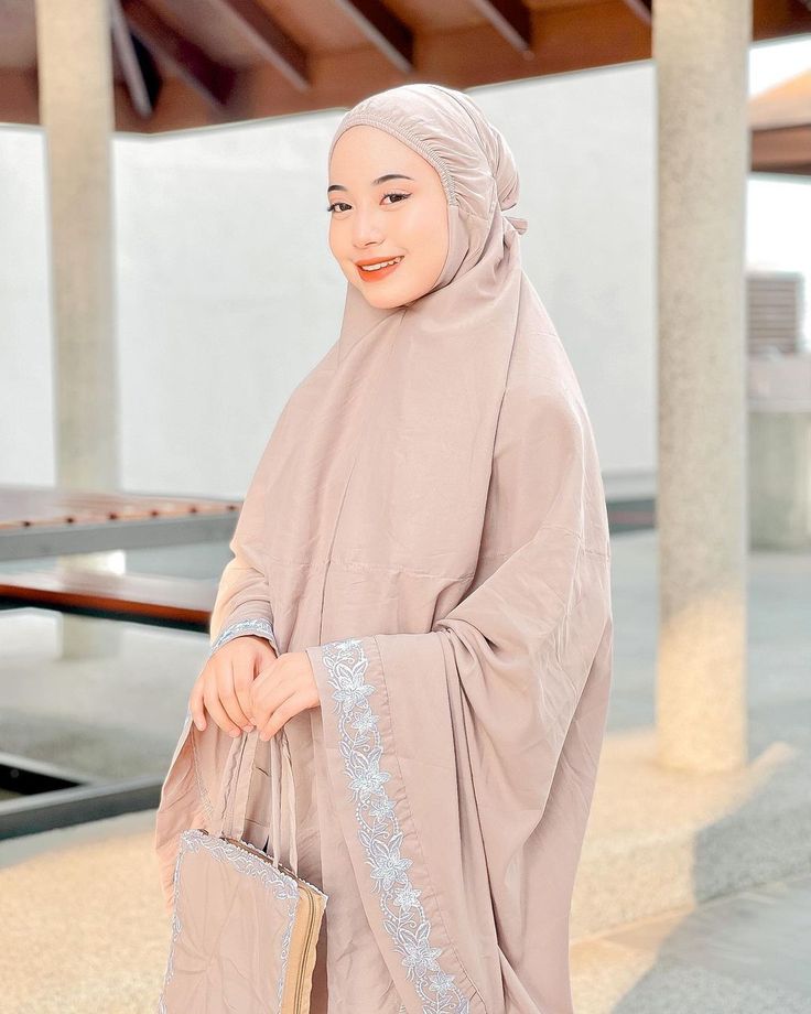 Mukena renda payet warna nude untuk lebaran