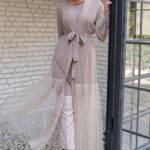 Tunik ini menggunakan Charisma kain tile dengan motif sederhana