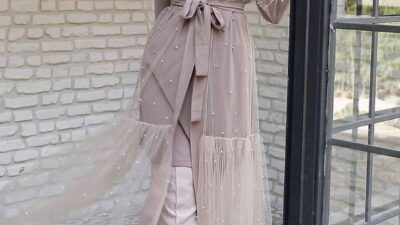 Tunik ini menggunakan Charisma kain tile dengan motif sederhana