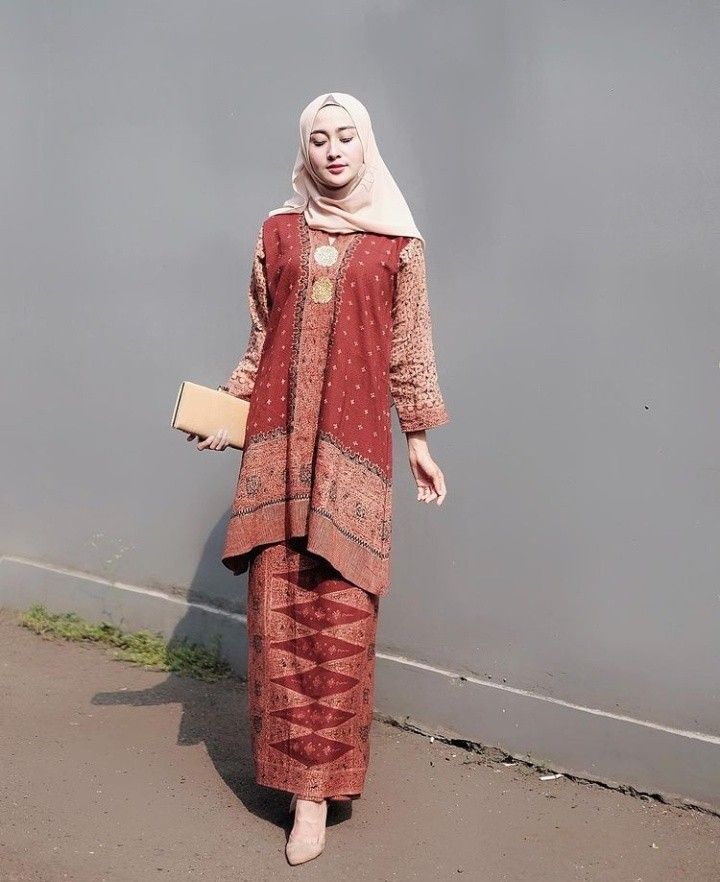 Tunik ini menggunakan bahan kain rayon yang bisa kamu beli di Charisma