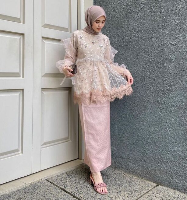 Gamis tile dengan aksesoris renda berwarna dusty pink. Gamis ini sangat cocok untuk acara kondangan, pernikahan dan lebaran.