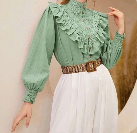 kemeja dengan aksen ruffle dan renda berwarna sage untuk outfit bekerja