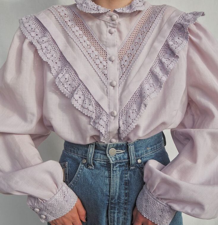 Kemeja vintage dengan aksen ruffle berwarna lilac
