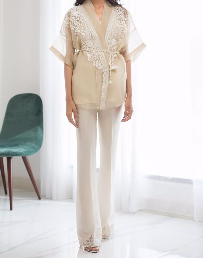 Baju kondangan berbahan satin dibalut dengan kain tile. Desainnya simple, elegan dan minimalis.