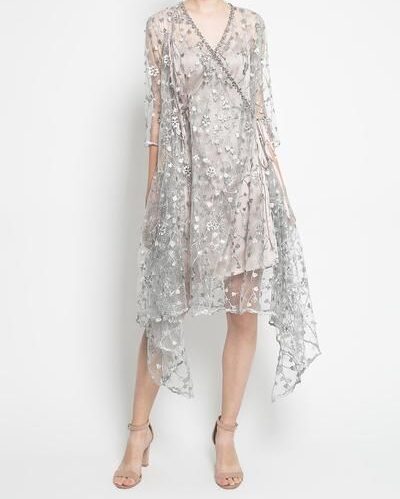 Dress Asimetris berbahan satin dengan balutan kain tile