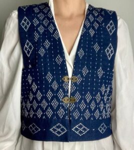 Vest atau rompi bermotif batik yang simple dan elegan